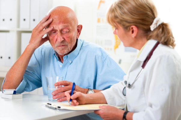 Chăm sóc người già mắc bệnh Alzheimer kiên nhẫn, nhẹ nhàng