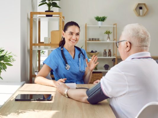 Kiểm tra huyết áp định kỳ cho người cao tuổi