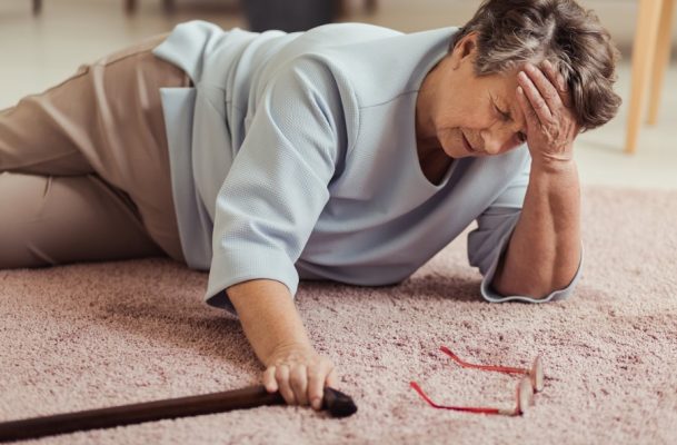 Chăm sóc người già bị loãng xương đúng cách