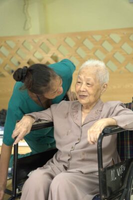 Người cao tuổi lú lẫn cần người thân bên cạnh chăm sóc