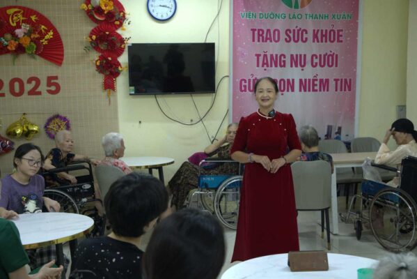 Người cao tuổi tham gia hoạt động tập thể