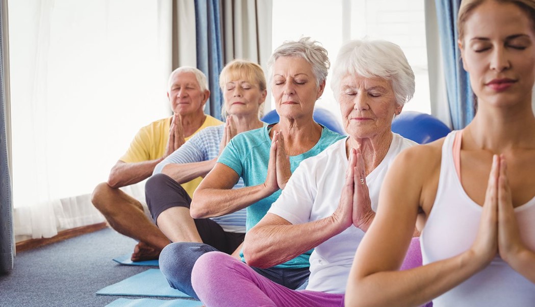 nguoi-cao-tuoi-co-nen-tap-yoga