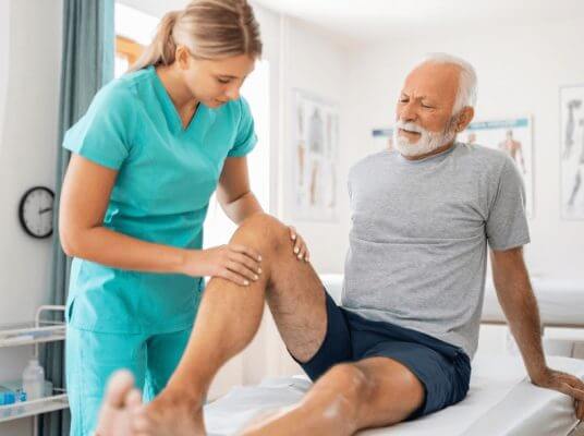 Người cao tuổi tập co duỗi khớp nhẹ nhàng trên ghế