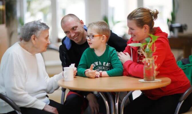 tham-nguoi-cao-tuoi-trong-vien-duong-lao