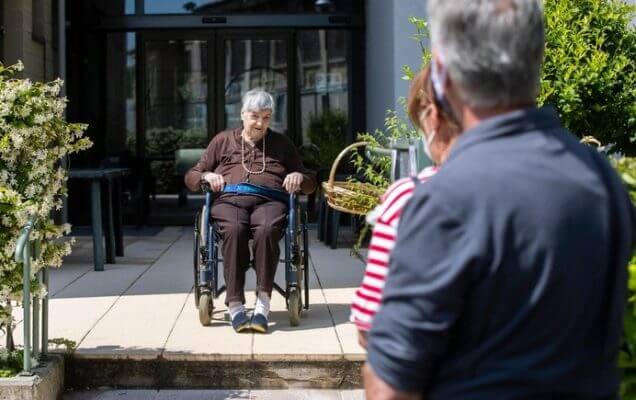 tham-nguoi-cao-tuoi-trong-vien-duong-lao