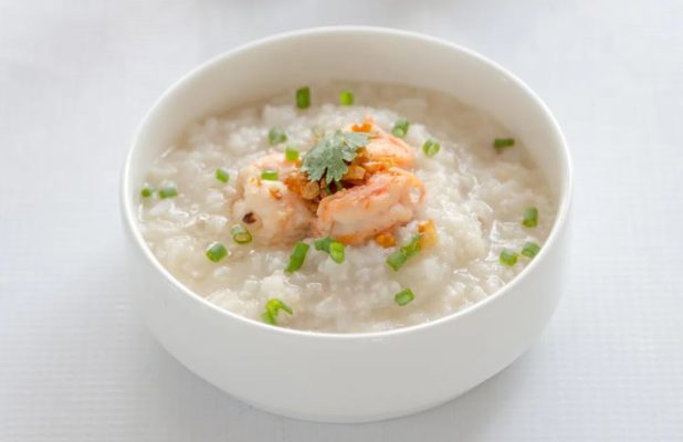 nguoi-gia-bi-om-nen-an-gi