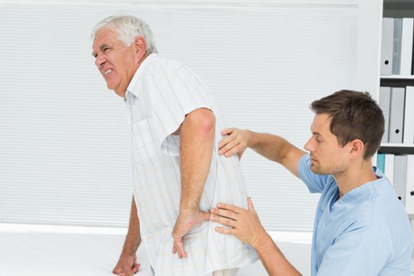 chăm sóc người già bị loãng xương