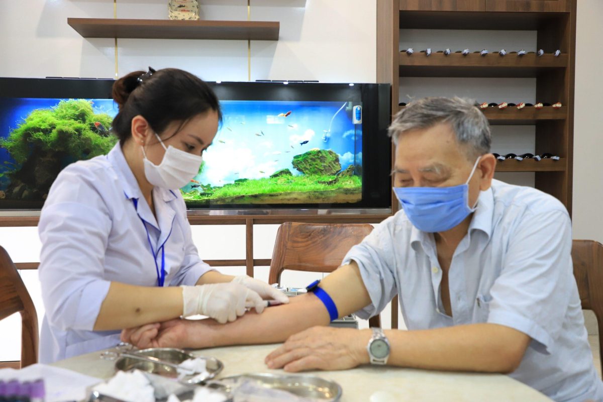 chăm sóc người cao tuổi bị tiểu đường