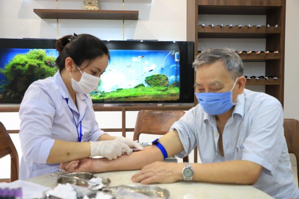 chăm sóc người cao tuổi bị tiểu đường
